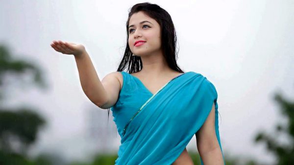 শপিংমলে গিয়ে ভাইরাস বাসায় আনবেন না: ফারিয়া শাহরিন