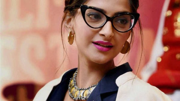 মা হচ্ছেন সোনম!