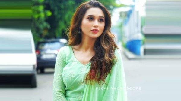 চুলের সৌন্দর্য ঠিক রাখতে নতুন বালিশ আবিষ্কার মিমির!