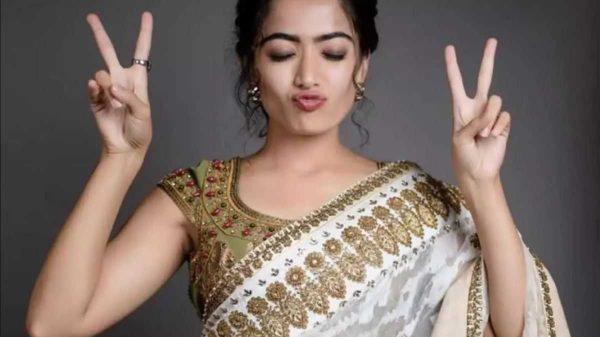 প্রিয় অভিনেত্রীকে একবার দেখতে ৯০০ কিমি পাড়ি