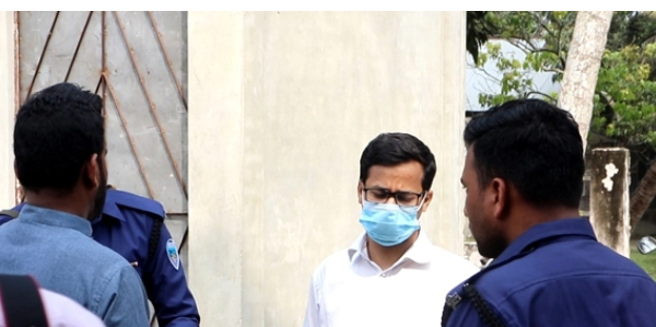 ভোটকেন্দ্রে ঢুকতে বাঁধা দিয়েছেন দায়িত্বপ্রাপ্ত নির্বাহী ম্যাজিস্ট্রেট