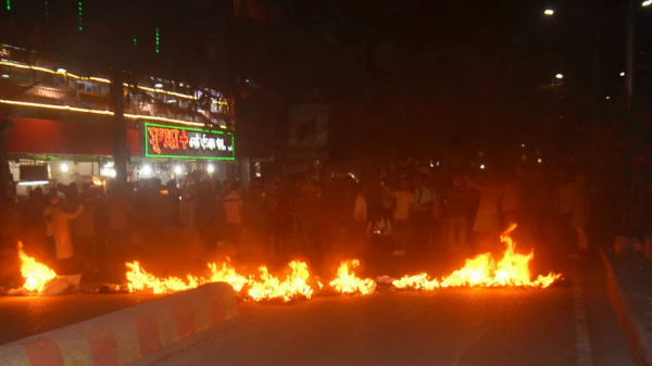 ফুটপাতে বসতে দেওয়ার দাবিতে বিক্ষোভ