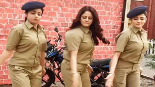 পুলিশের ড্রেস পরে রাস্তার মাঝে তুমুল নাচে মেতেছেন তৃণা