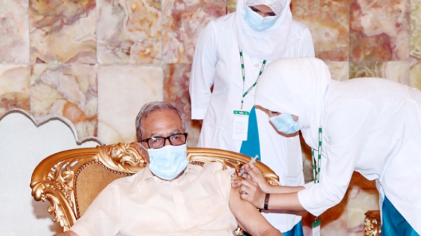 করোনার টিকা নিলেন রাষ্ট্রপতি মো. আবদুল হামিদ