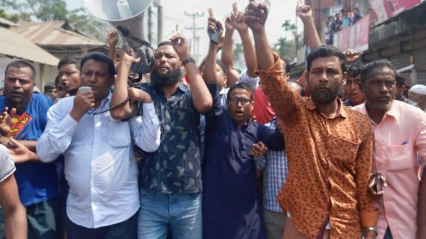 ভোলায় অর্ধবেলা হরতাল ও মানববন্ধন