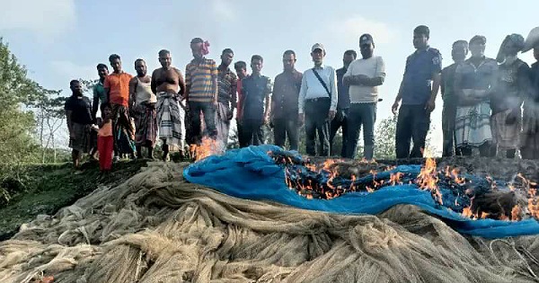 তালতলীতে নৌ-পুলিশের অভিযানে জাটকা ও চিংড়ির জাল ধ্বংস 