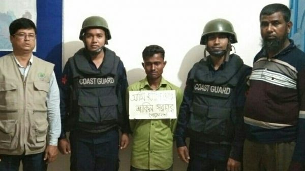 সুন্দরবনে কোস্টগার্ডের অভিযানে জীবিত হরিণসহ চোরা শিকারী আটক