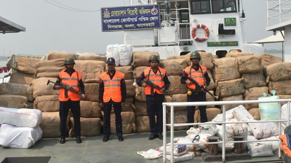 ১৮ কোটি ৬১ লাখ টাকার অবৈধ বিদেশী কাপড় আটক করেছে কোস্টগার্ড