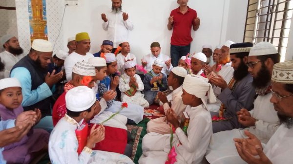 আগৈলঝাড়ায় আল-কুরআন হাফিজিয়া মাদ্রাসায় কুরআন শরীফ বিতরণ