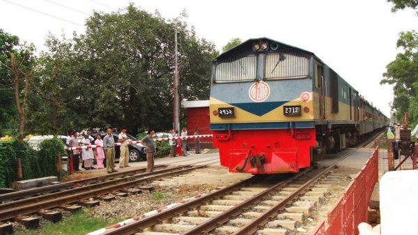 চাঁপাই থেকে ট্রেনে ৫৯২ টাকায় গরু আসছে ঢাকায়