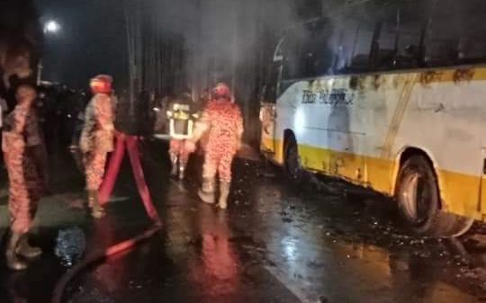 রাজশাহীর পুঠিয়ায় যাত্রিবাহী বাসে আগুন