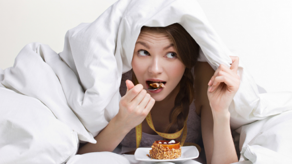 ক্ষুধা নেই, তবুও বেশি খাচ্ছেন? ৬ টিপসেই মিলবে সমাধান