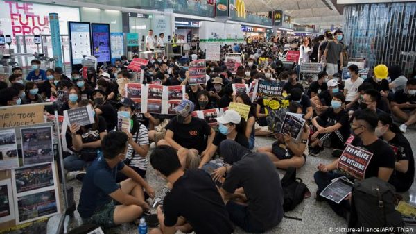 চাকরি পেতে গিয়ে সর্বস্বান্ত হচ্ছে চীনা তরুণরা