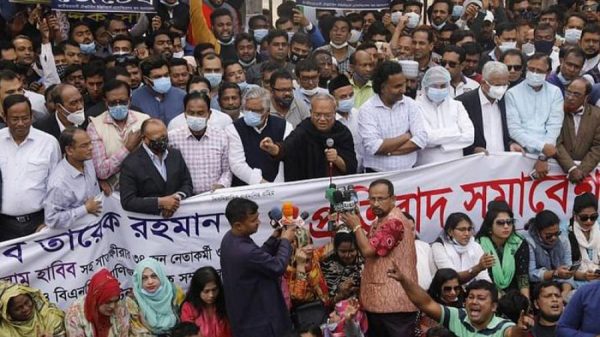 জাতীয় প্রেসক্লাবের সামনে বিক্ষোভ সমাবেশ করছে বিএনপি