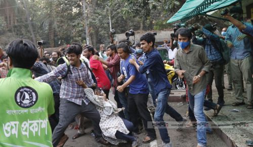 নরেন্দ্র মোদির ঢাকা সফরের বিরুদ্ধে বিক্ষোভে হামলা চালালো কারা?