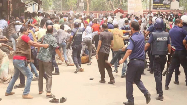 নওগাঁয় পুলিশ-বিএনপি সংঘর্ষ, আহত অন্তত ৫০