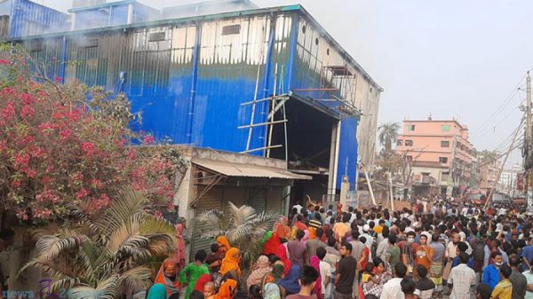 পাবনায় অপসোনিন ফার্মার ডিপোতে ভয়াবহ আগুন