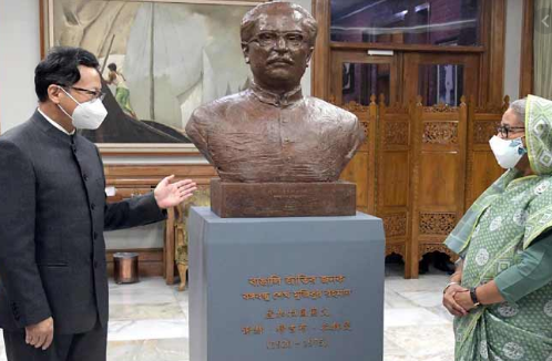 প্রধানমন্ত্রীকে বঙ্গবন্ধুর ম্যুরাল উপহার দিলো চীন