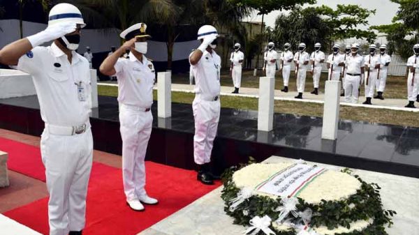 বঙ্গবন্ধুর সমাধিতে ভারতীয় নৌবাহিনী প্রতিনিধিদের শ্রদ্ধা