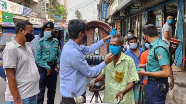 ঢাকায় অপ্রয়োজনে বের হওয়ায় ১৭ জনকে জরিমানা, আটক ৩