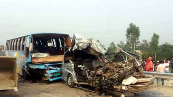 বাস-মাইক্রোবাস-লেগুনার সংঘর্ষ, সিলিন্ডার বিস্ফোরণে নিহত ১৭