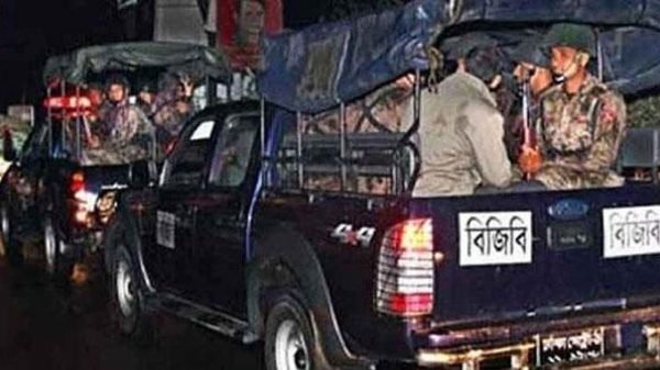 বাংলাদেশে ফেরিঘাটে জনস্রোত ঠেকাতে রবিবার থেকে বিজিবি মোতায়েন