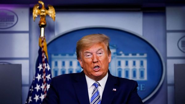 এবার ফেসবুক-টুইটার বন্ধ করে দিতে বললেন ট্রাম্প