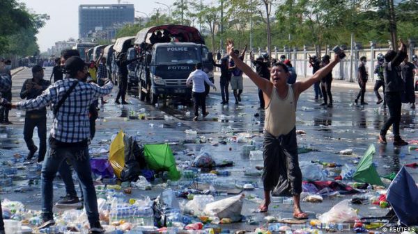 ​‘গেরিলা আঘাতের’ ডাক মিয়ানমারের বিক্ষোভকারীদের