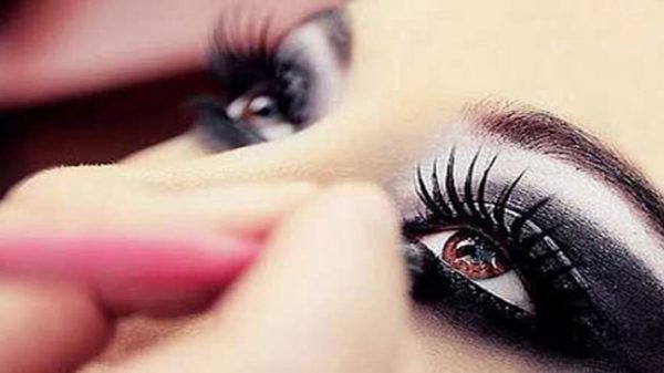 যেভাবে আইলাইনার ব্যবহার করবেন