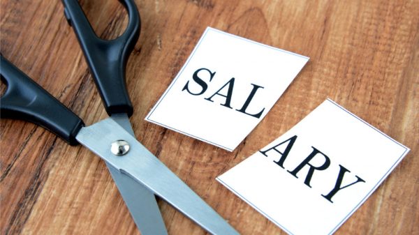 ২ মিনিট আগে অফিস থেকে বের হওয়ায় ৩ মাসের বেতন কর্তন