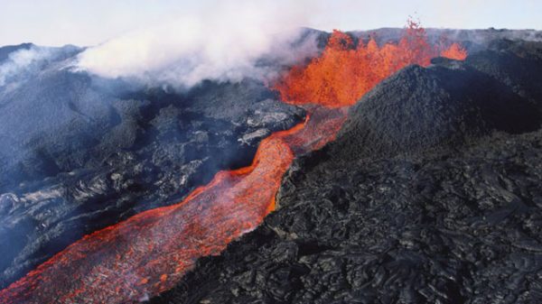 ৮০০ বছর পর জাগ্রত আইসল্যান্ডের আগ্নেয়গিরি