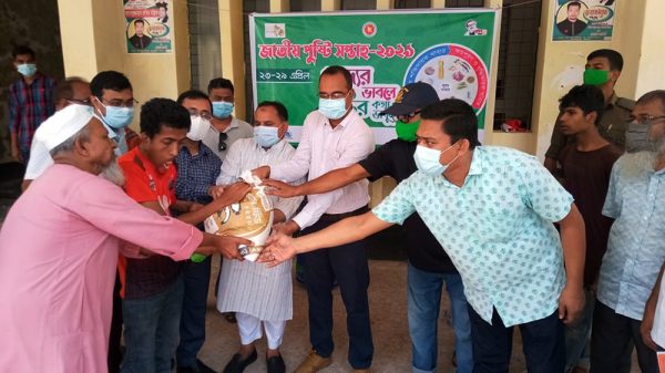 আগৈলঝাড়ায় জাতীয় পুষ্টি সপ্তাহ উপলক্ষে অসহায়দের মাঝে খাদ্য সামগ্রী বিতরণ