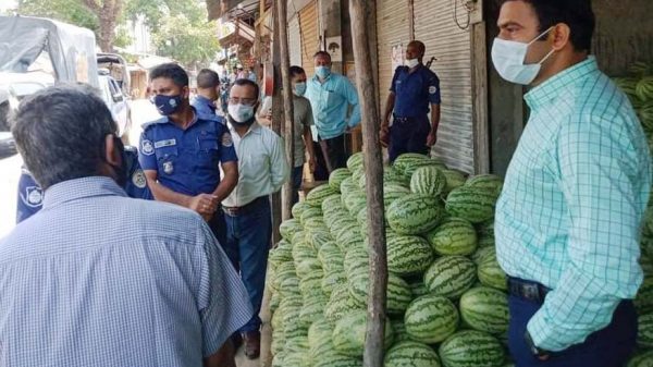 রমজানকে কেন্দ্র করে উচ্চ মূল্যে ফল বিক্রয়ের অভিযোগে মোবাইল-কোর্টে জরিমানা
