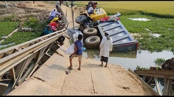 সেতু ভেঙে ট্রাক খালে, যোগাযোগ বন্ধ