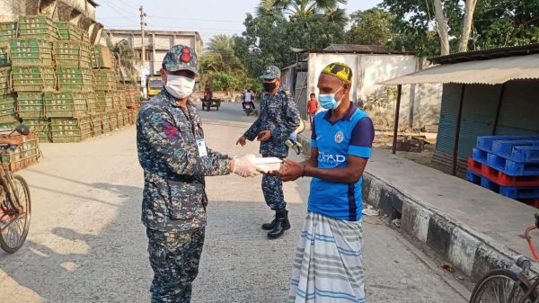 মোংলায় নৌবাহিনীর ইফতার বিতরণ