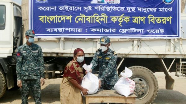 মোংলার দিগরাজে দুস্থ ও অসহায়দের মাঝে নৌবাহিনীর ত্রাণ বিতরণ