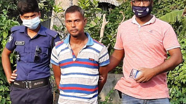 মোংলায় পারিবারিক কলহের জের ধরে মাকে কুপিয়ে হত্যা: ছেলে ও পুত্রবধূ আটক