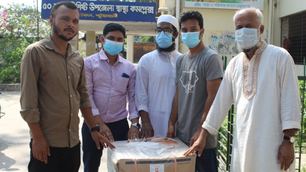 বাউফলে ডায়রিয়া আক্রান্তদের মাঝে বিনামূল্যে স্যালাইন বিতরণ