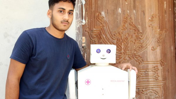 আগৈলঝাড়ায় করোনা রোগীর সেবায় রোবট তৈরি করলো স্কুলছাত্র শাওন