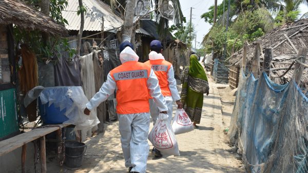 সুন্দরবনের বানিশান্তায় কোস্টগার্ড ও বিদ্যানন্দ ফাউন্ডেশনের ত্রাণ বিতরণ