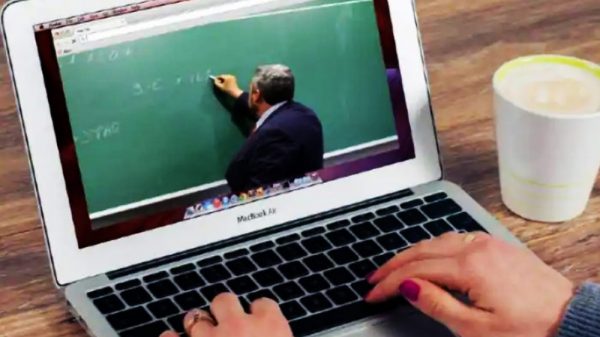 স্কুল-কলেজ খুললেও থাকবে অনলাইন ক্লাসের সুযোগ