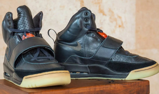 এক জোড়া জুতার দাম সোয়া ১৫ কোটি টাকা!