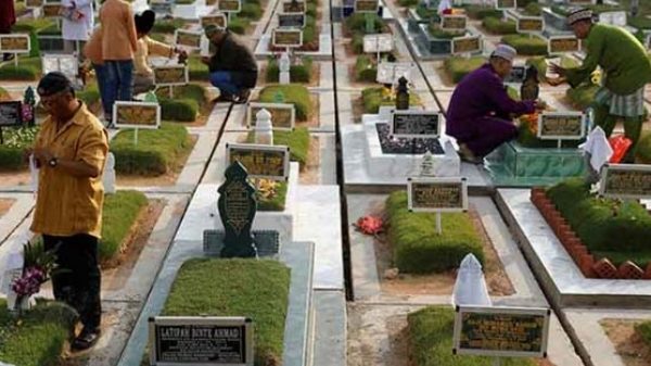 কবর জিয়ারতের জন্য কবরস্থানে যাওয়া লাগবে কি?