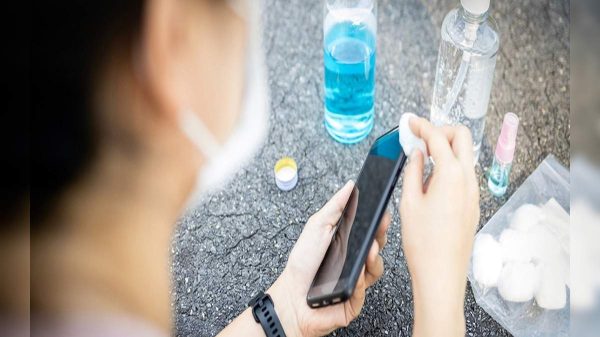 স্মার্টফোনের স্ক্রিন প্রটেক্টর: বাঁচায়তো না, উল্টো ক্ষতি করে!