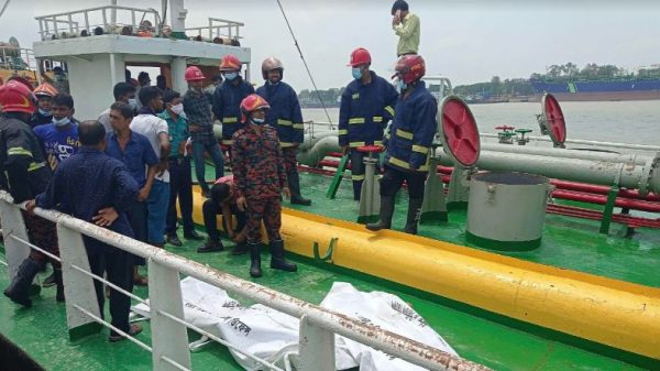 কর্ণফুলী নদীতে তেলের ট্যাংকারে আগুন, ২ জনের লাশ উদ্ধার