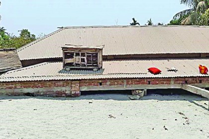 কুষ্টিয়ায় অপরিকল্পিত ড্রেজিং, বালুর নিচে চাপা পড়েছে অর্ধশত ঘরবাড়ি