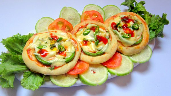 ঘরেই তৈরি করুণ মিনি পিজ্জা