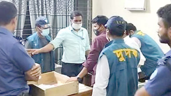 চকরিয়ায় ঘুষের টাকাসহ সাব-রেজিস্ট্রার গ্রেপ্তার