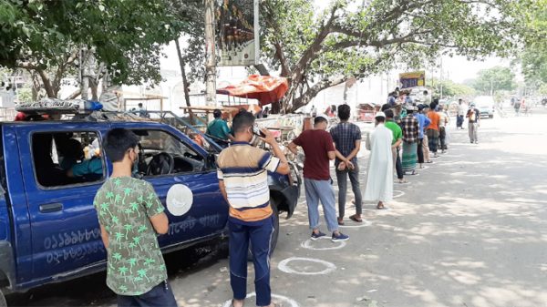 টিসিবির ভ্রাম্যমাণ ট্রাকে স্বাস্থ্যবিধি মেনে পণ্য বিক্রি