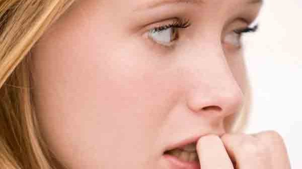 দাঁত দিয়ে নখ কাটার বদভ্যাস, কেন এমন হয়?